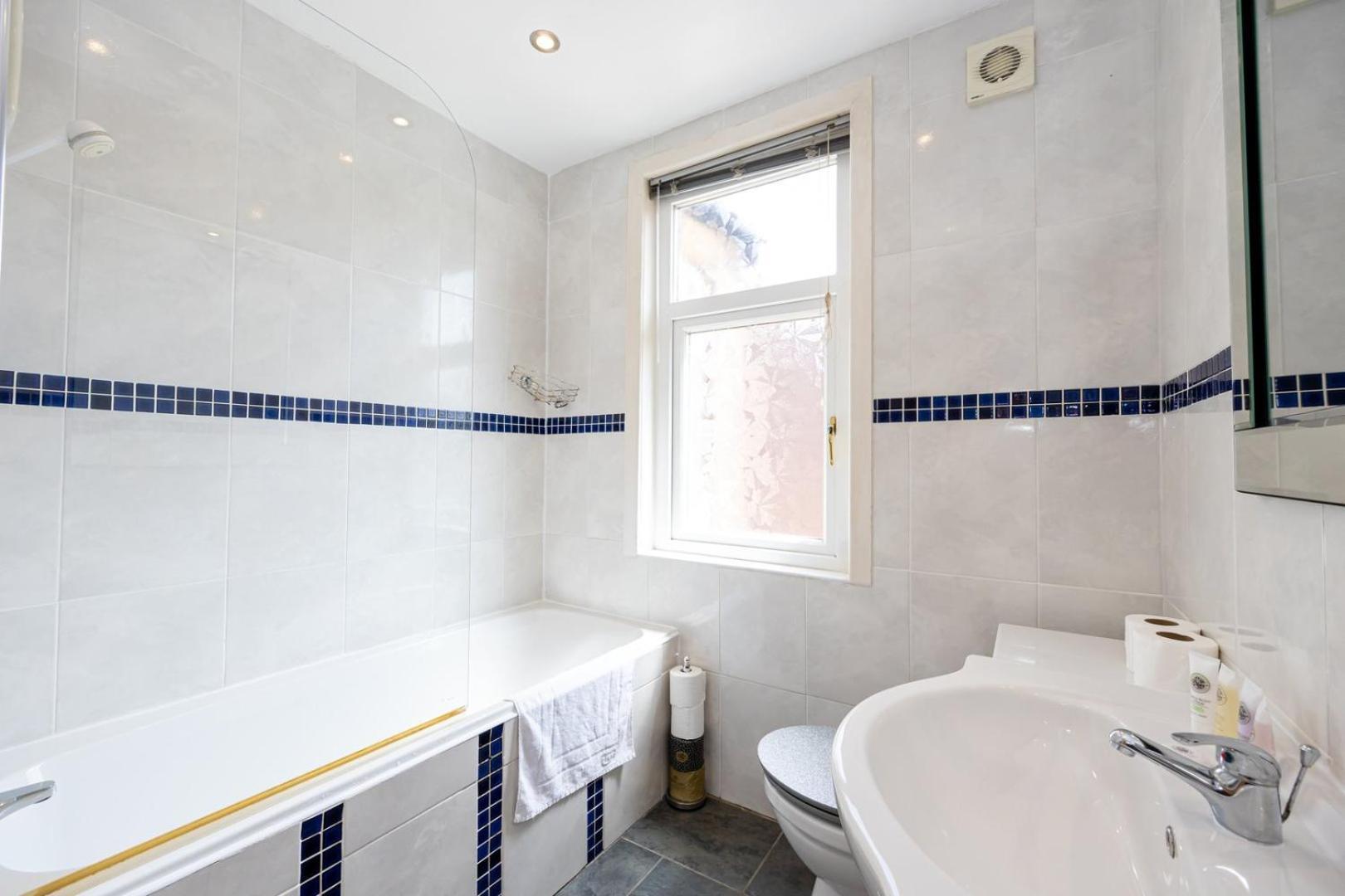 Guestready - Enchanting Life In Gorse Hill Manchester Exterior foto