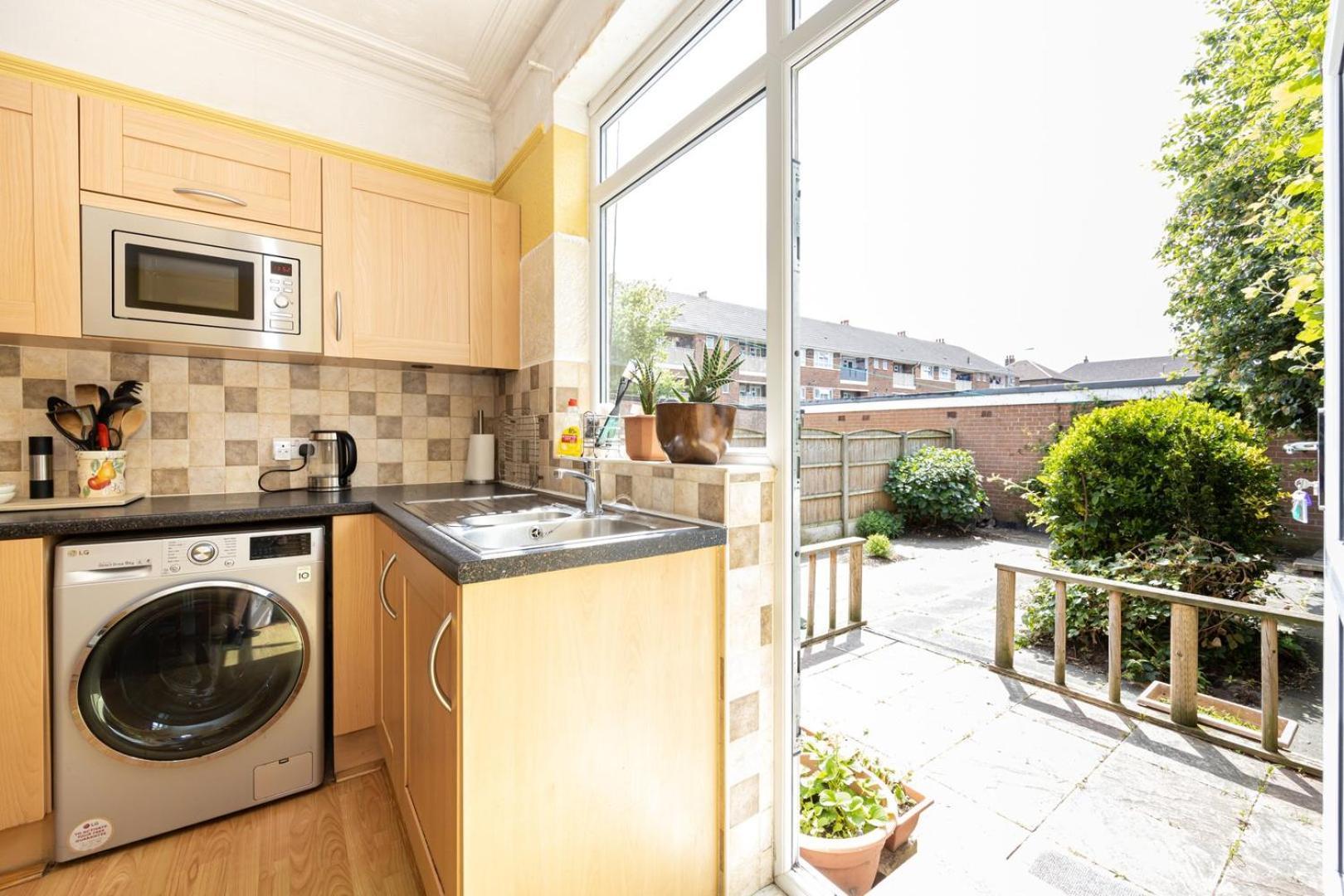 Guestready - Enchanting Life In Gorse Hill Manchester Exterior foto