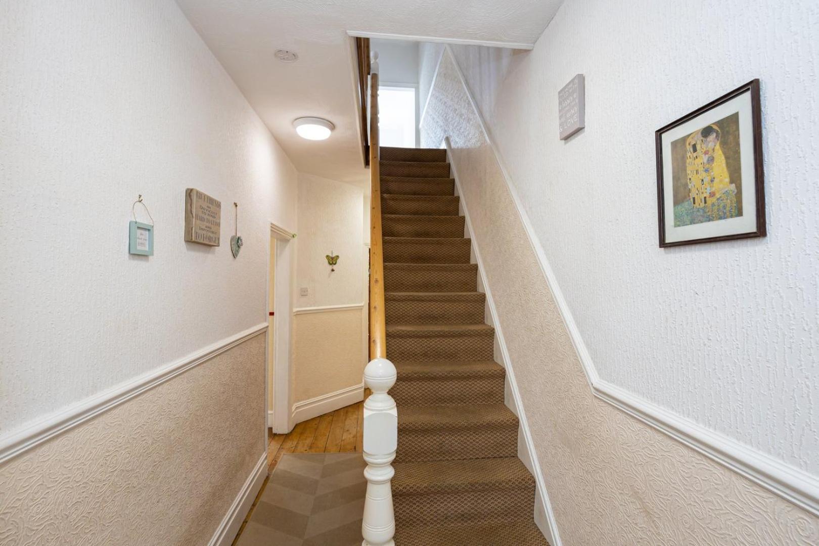 Guestready - Enchanting Life In Gorse Hill Manchester Exterior foto